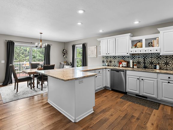 3rd image of 53015 Meadow View Ln