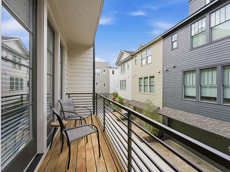 656 Bull St — Photo 11