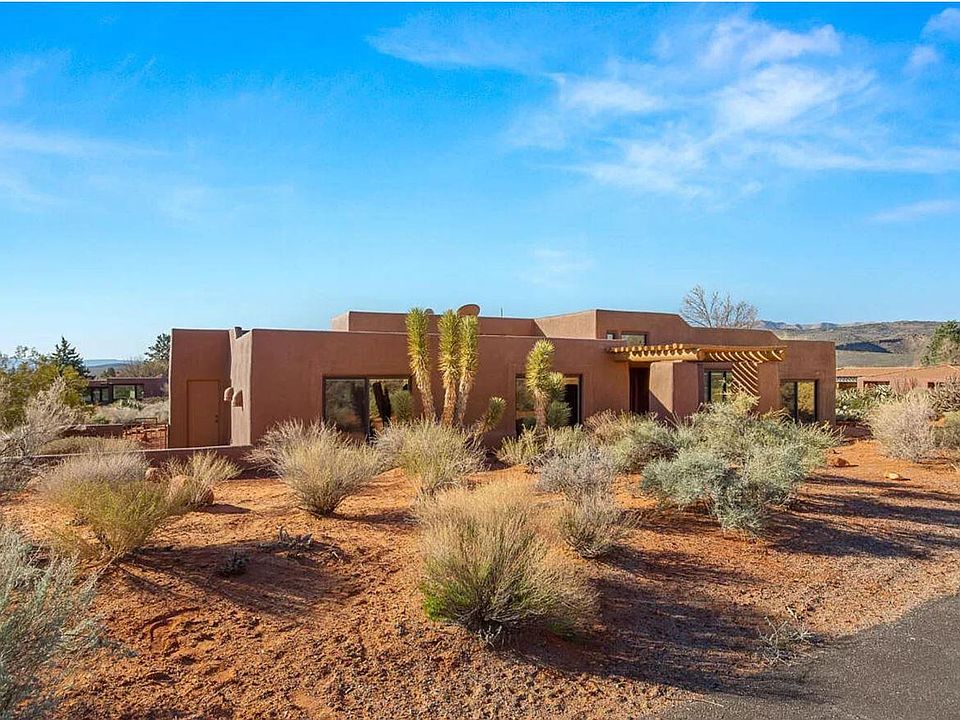 Charming 3br/2ba adobe home with 2 car garage and dedicated a/c workshop off the garage. All in walking distance to Kayenta village.