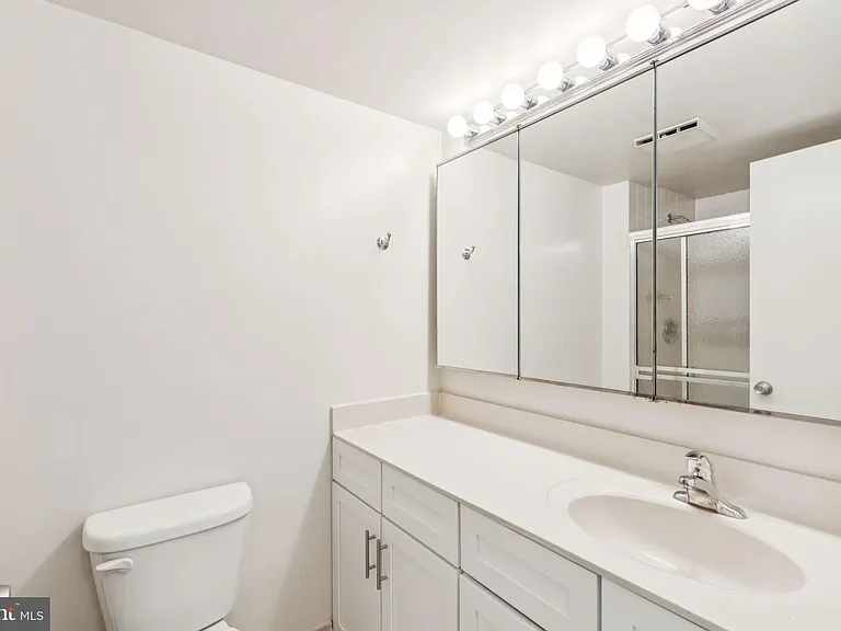 2020 Walnut St #21B — Photo 17