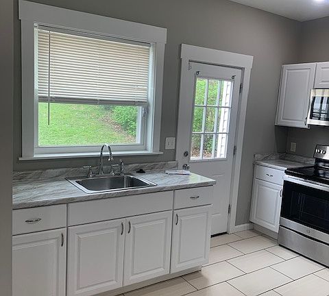 4th image of 3324 Burnet Ave