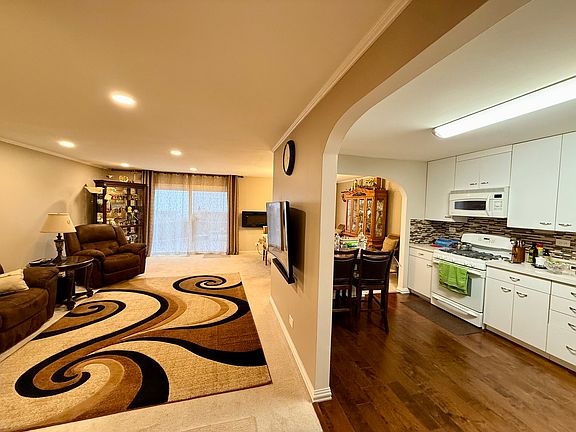 2nd image of 534 Hummingbird Ln