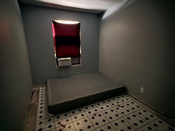 3rd image of 211 Estate Dr