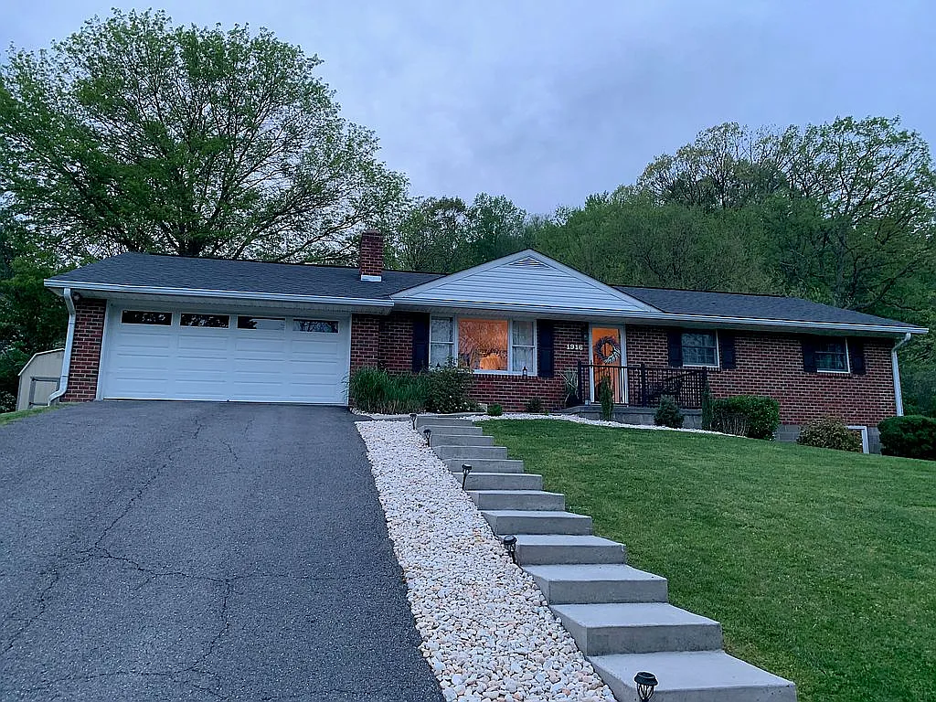 1916 Harrow Ln photo 1