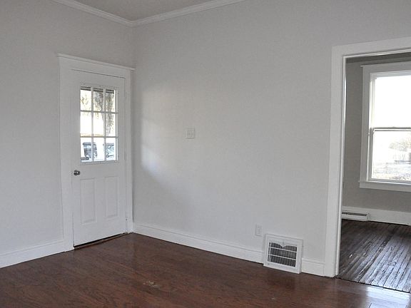 4th image of 209 E 1st St