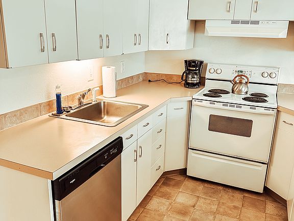 4th image of 104 E Chester St #D