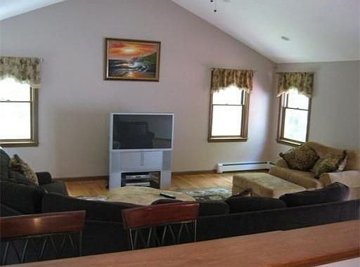 5th image of 90 Elderberry Cir
