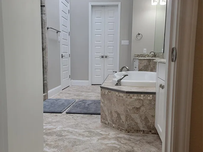 1702 Calumet St — Photo 30