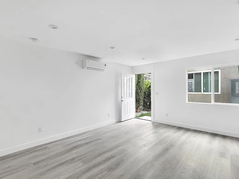 2747 S Mansfield Ave — Photo 3