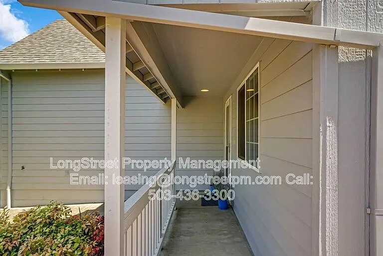 332 NE Carmen Pl — Photo 4