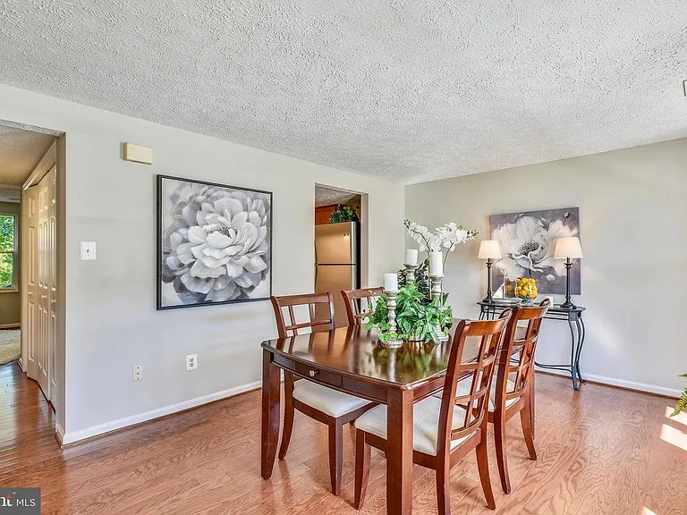 22382 Stablehouse Dr — Photo 2