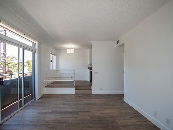 4th image of 11315 Moorpark St #102