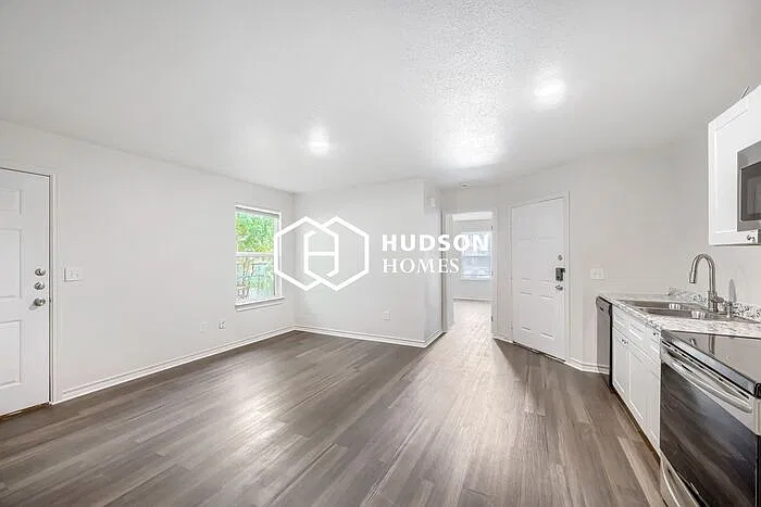 3 bed, 2.0 bath, 872 sqft, $1,599 — Photo 4
