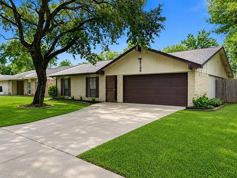 2126 Quail Valley East Dr — Photo 2