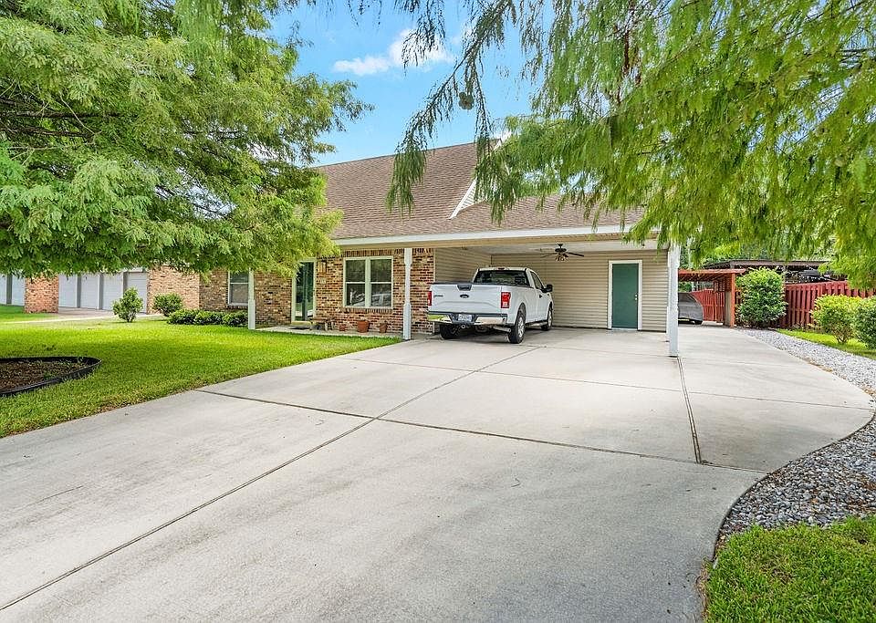 1st image of 131 Fountain Dr