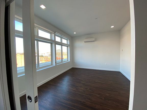 4th image of 824 N Calvert St #508