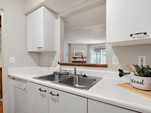 4th image of 192 Hawkins Ln #10B