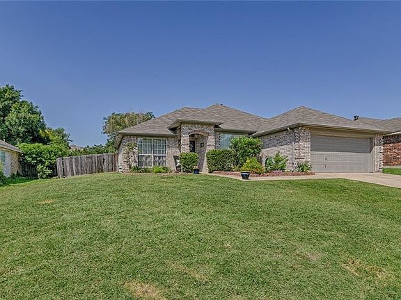 2nd image of 2215 Savannah Dr