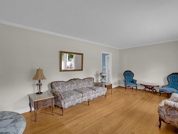 3rd image of 831 Veterans Rd
