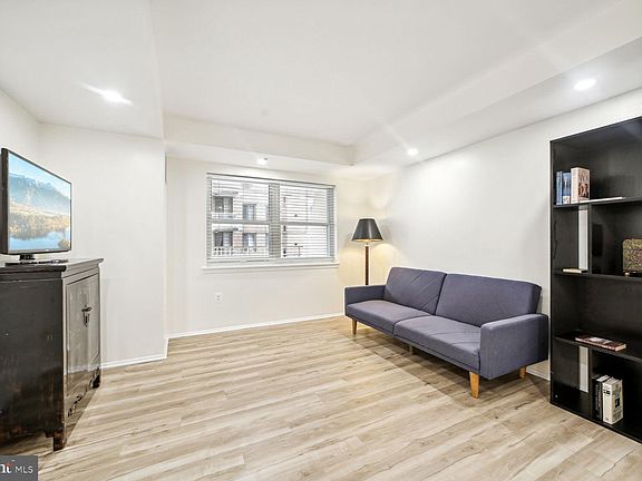 5th image of 900 N Taylor St APT 1025