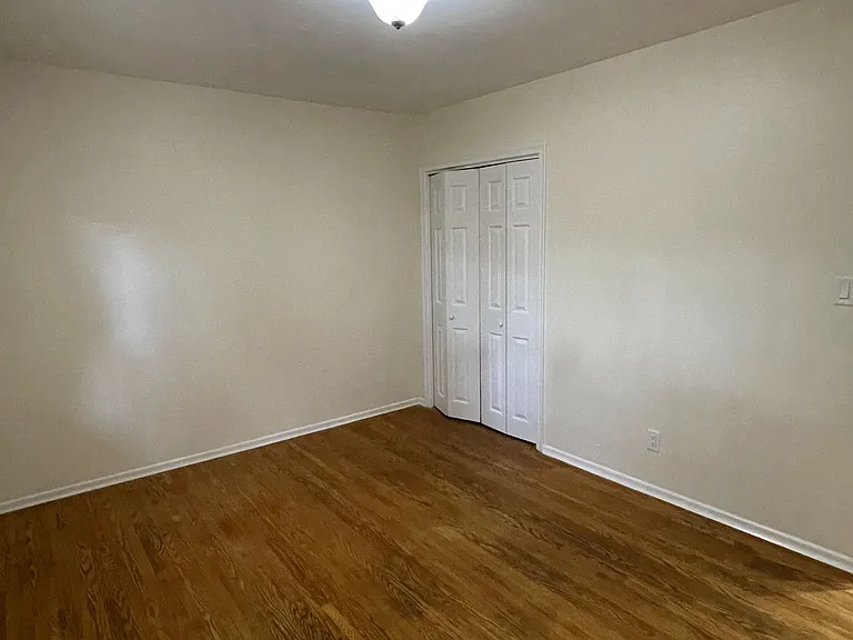 37 E Rutherford Dr #MAIN FLOOR — Photo 17
