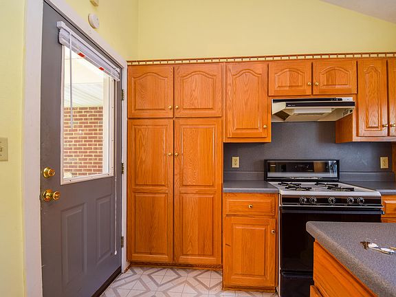 3rd image of 717 N Broad St