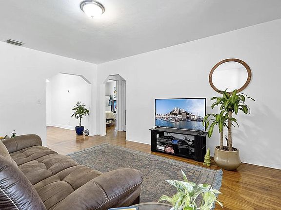 3rd image of 922 NE 119th St