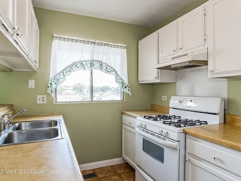 1373 Fremont Dr — Photo 5