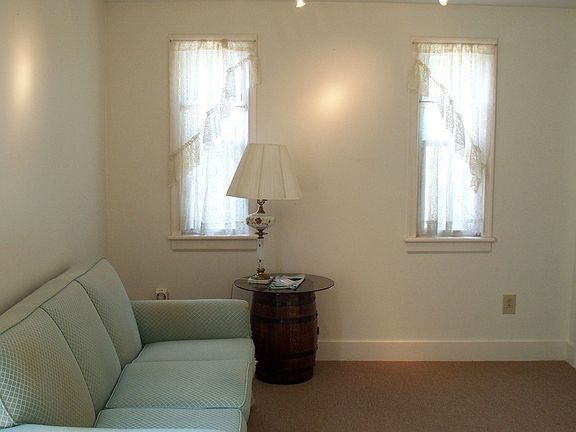 Familyroom/easy conversion to 1st fl masterbedroom