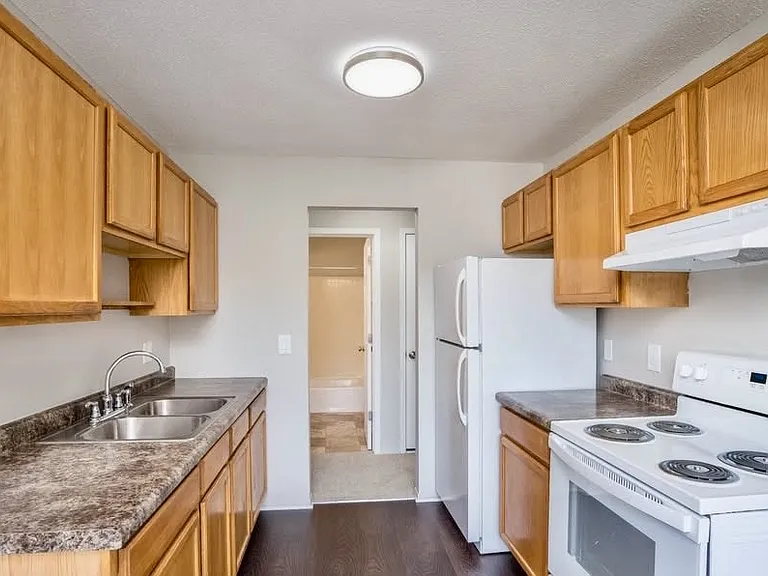 Johnson Parkway Apartments — Photo 3