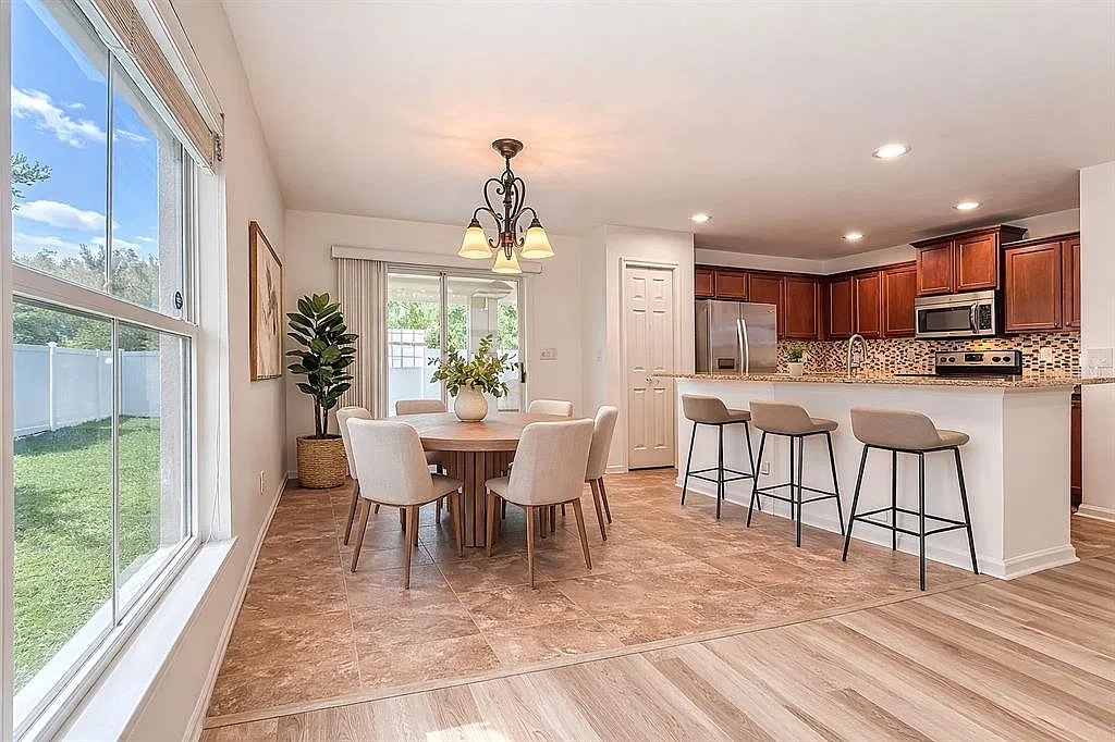 3 bed, 2.5 bath, 1650 sqft, $2,200 — Photo 4