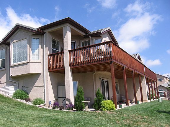 Rear deck and walkout to patio