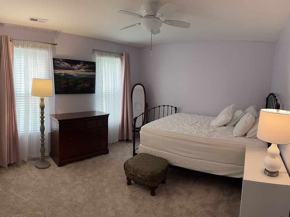 2nd image of 107 Stourbridge Cir