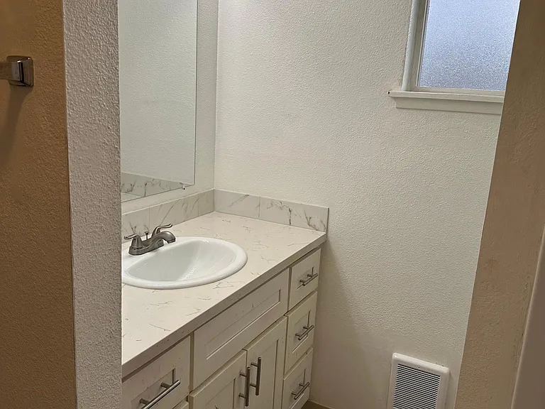1109 S Woodlawn St #1 — Photo 9