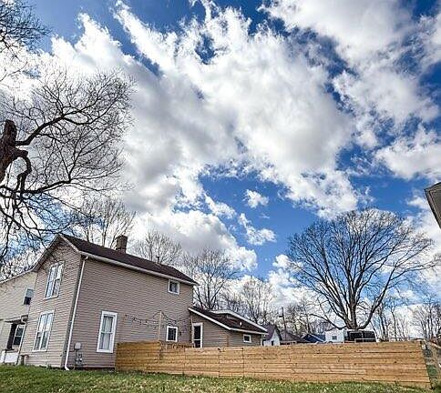 3rd image of 322 Laurel Oak St