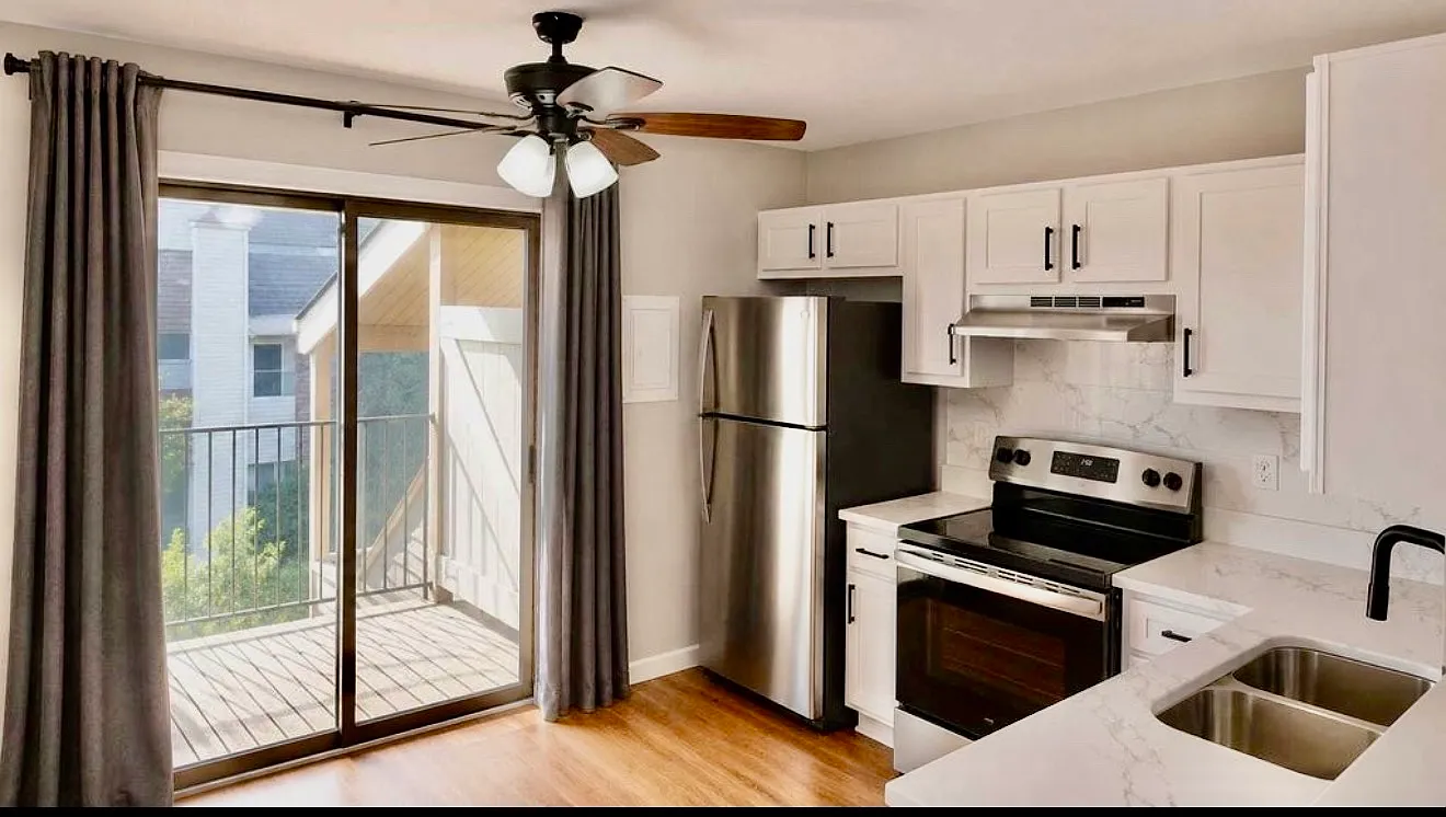 2 bed, 1000 sqft, $2,000 — Photo 2