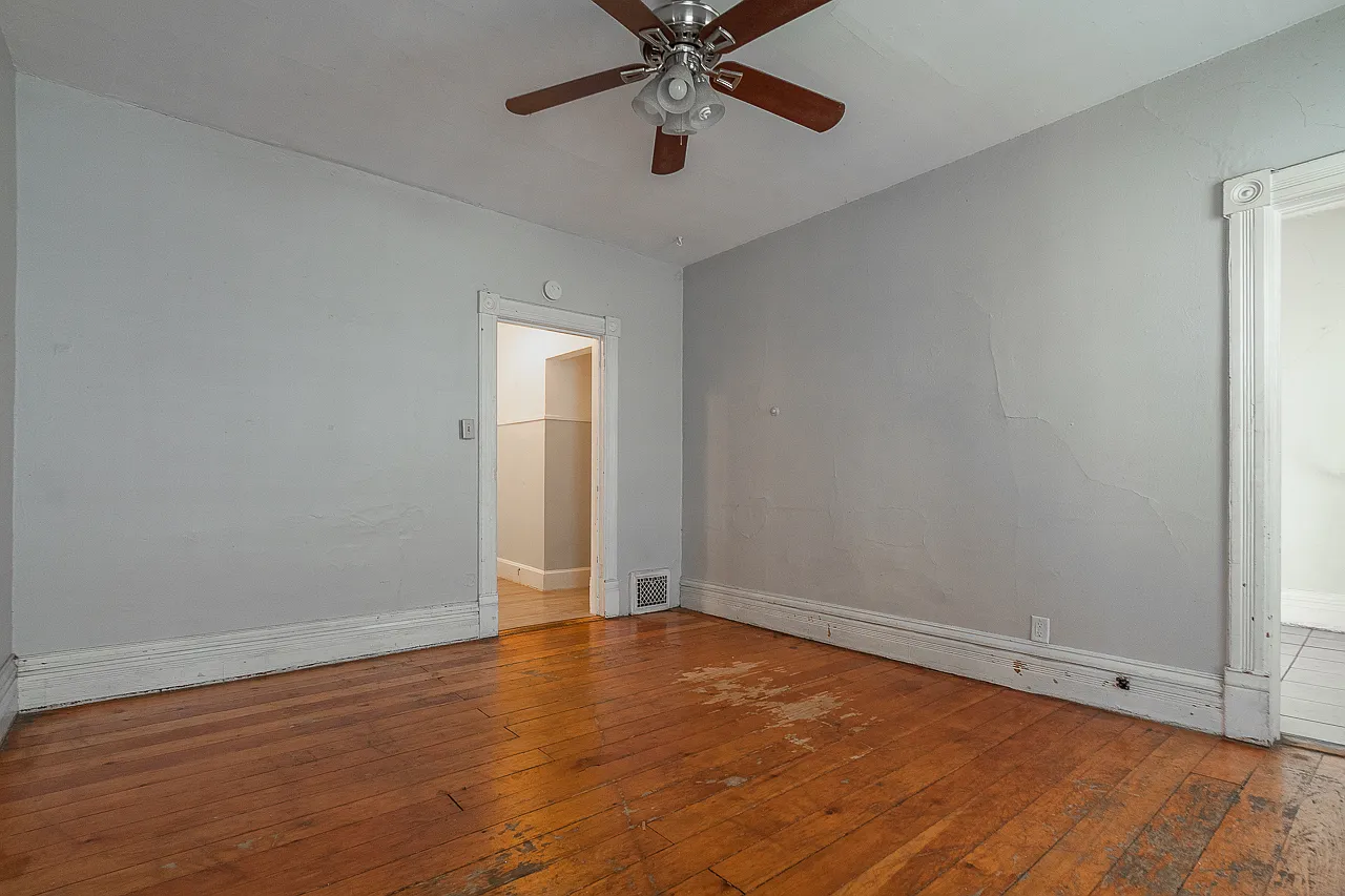313 E Mifflin St — Photo 3