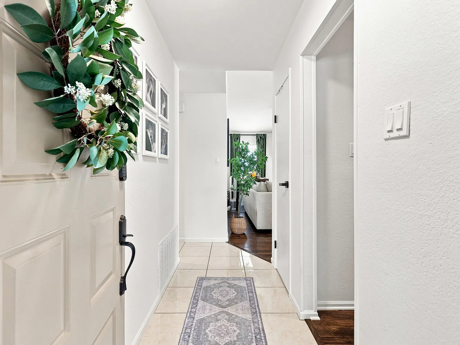 3 bed, 1325 sqft, $2,600 — Photo 2