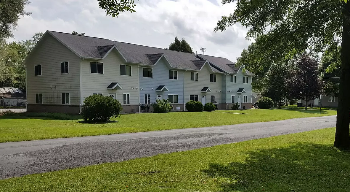 6 bed, $2,500 — Photo 1
