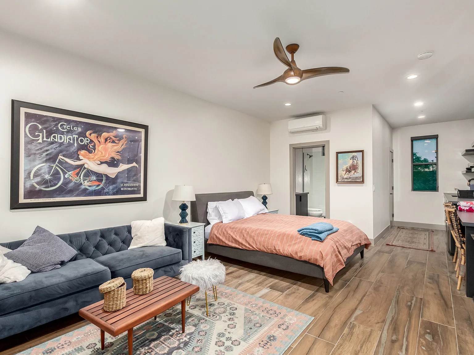 4 bed, 3250 sqft, $9,995 — Photo 4