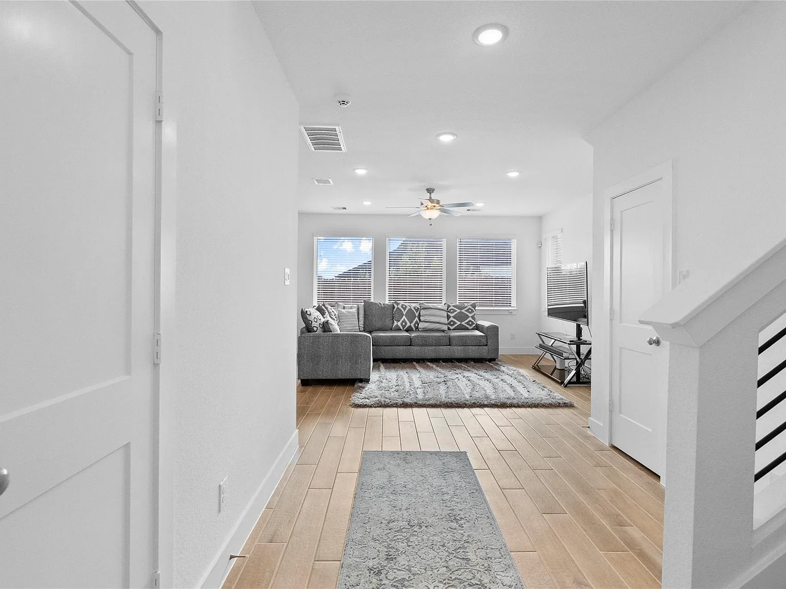 4 bed, 2.5 bath, 2313 sqft, $2,600 — Photo 4