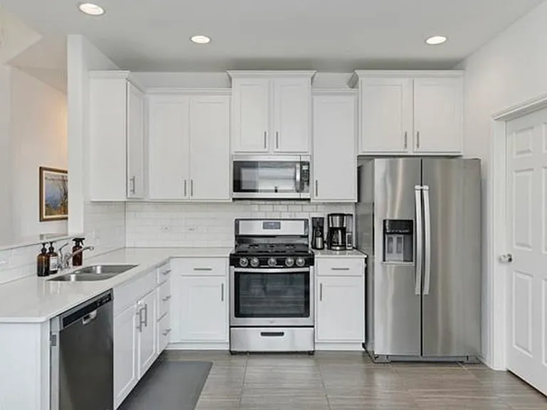 1404 Goldilocks Ln — Photo 11