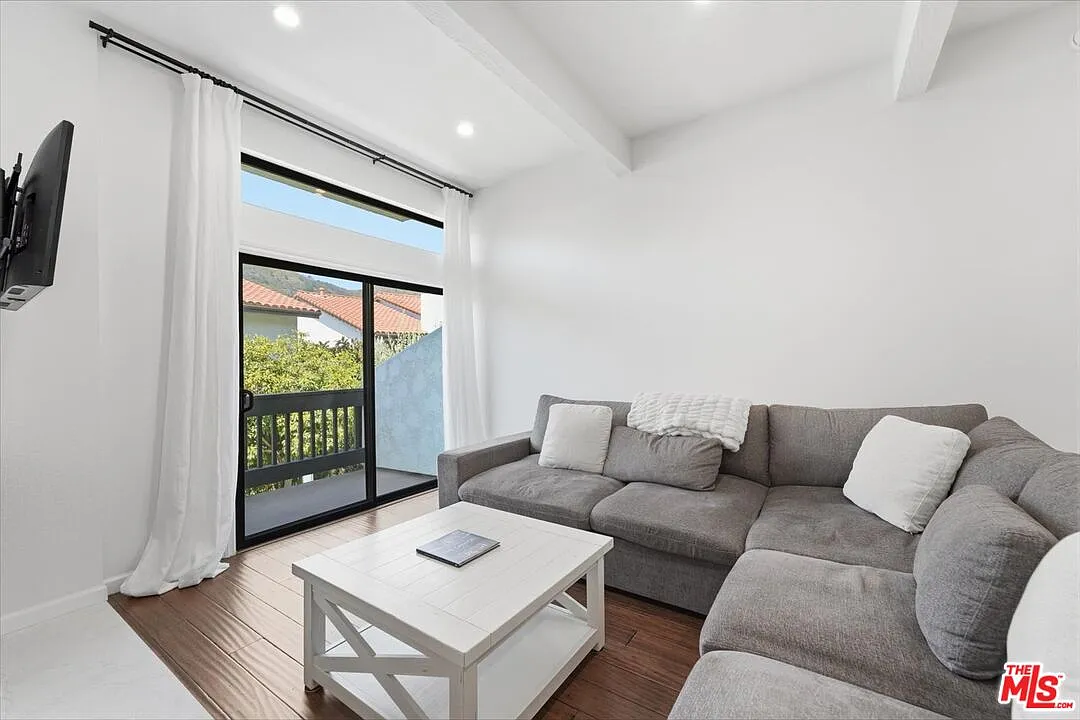3 bed, 4.0 bath, 2435 sqft, $9,000 — Photo 4