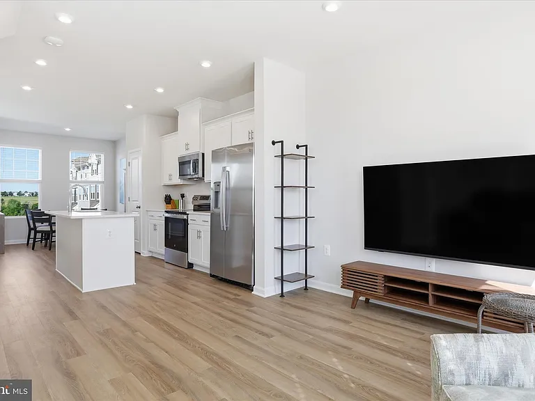 163 Anthem St — Photo 10