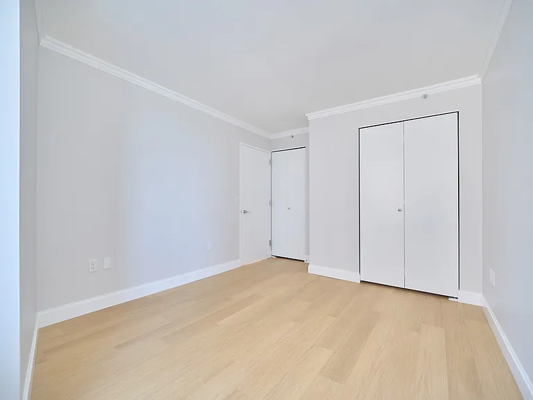 160 Riverside Blvd #8D — Photo 10