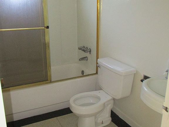 4th image of 2035 22nd St APT 4