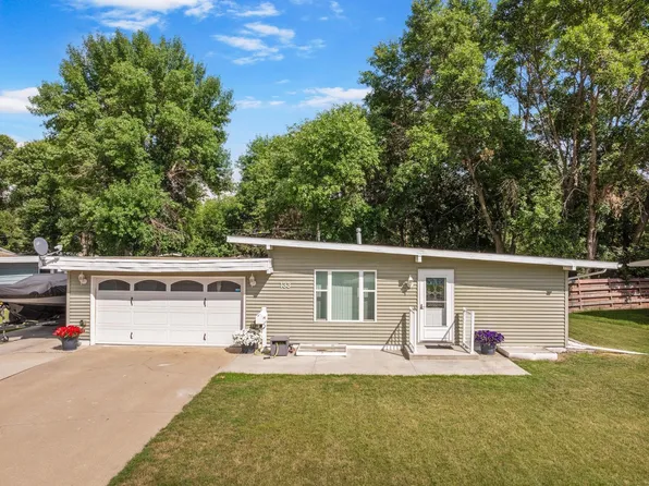 133 28th St SW, Minot, ND 58701