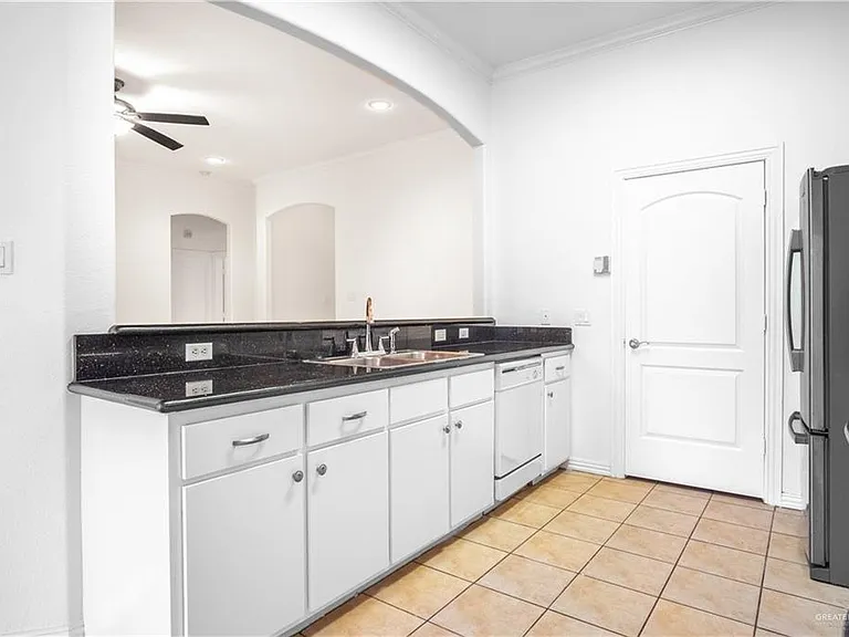 3316 Zoe Ave — Photo 5