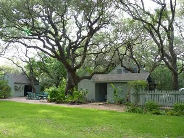 209 S 4th St, Rockport, TX 78382