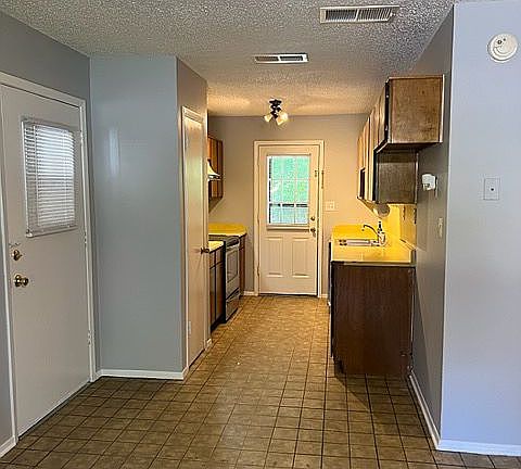 3rd image of 717 Porter St